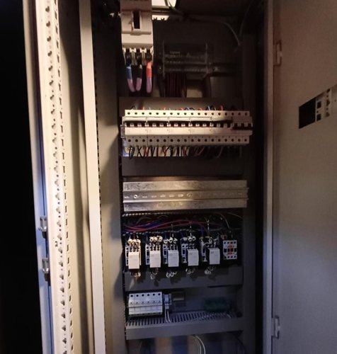 Tablero eléctrico abierto con cableado ordenado
